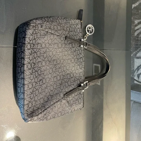 CLASSIC Calvin Klein purse. Authentic. Excellent Condition. SALE! - Picture 3 of 4